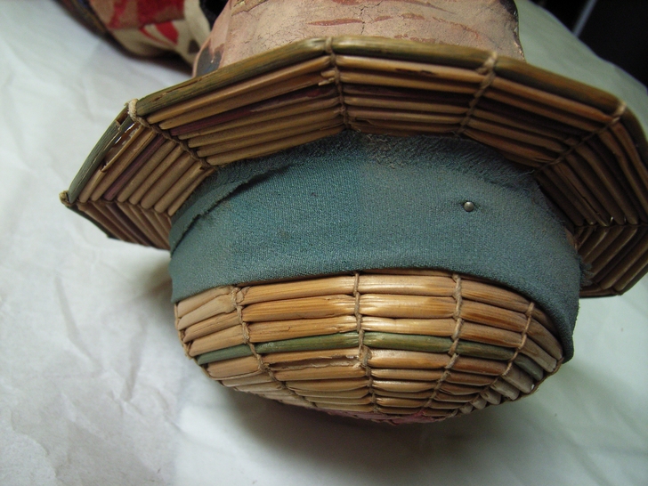 Pulitura del cappello durante il restauro